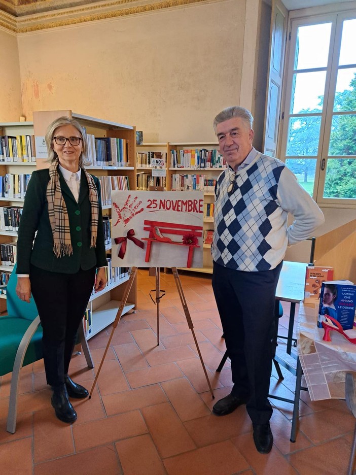 Donata dal pittore Riccardo Borando alla Biblioteca civica un'installazione dedicata al 25 novembre