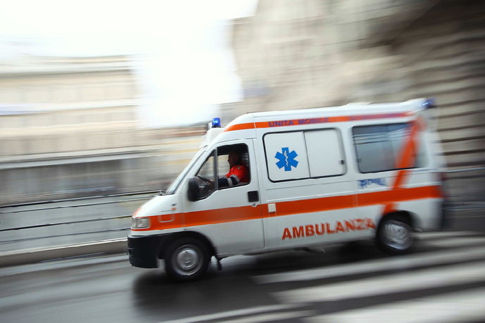 Incidente sulla strada fra Trecate e Novara: giovane perde il controllo dell'auto