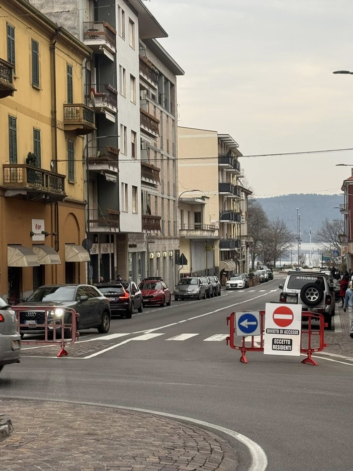 Successo per la nuova viabilità domenicale ad Arona: il progetto funziona