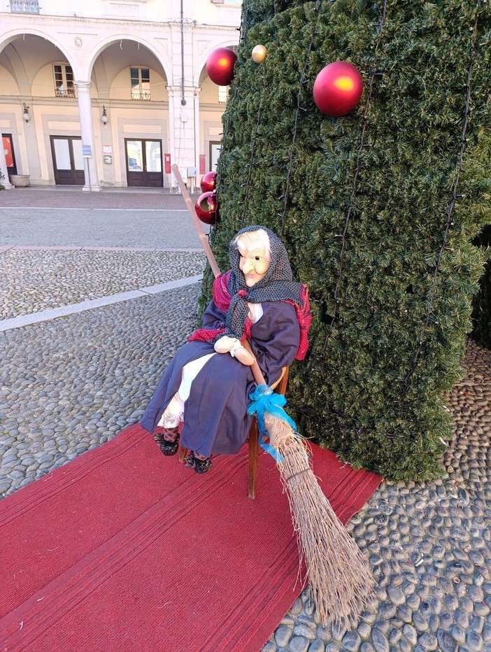 La Befana dell'associazione ambiente anima piazza Cavour