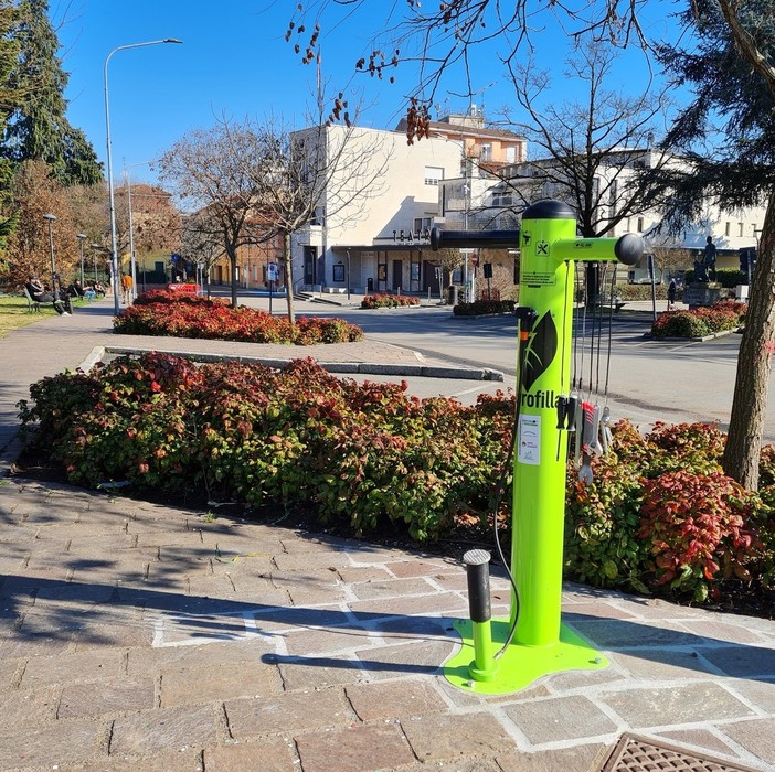 Oleggio: installata una colonnina per la manutenzione delle biciclette vicino alla stazione