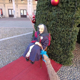 La Befana dell'associazione ambiente anima piazza Cavour