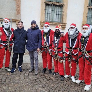 Spettacolo natalizio a Novara: Babbo Natale acrobatico arriva dal cielo