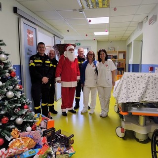 Babbo Natale e i vigili del fuoco portano gioia ai piccoli pazienti dell’ospedale di Borgomanero