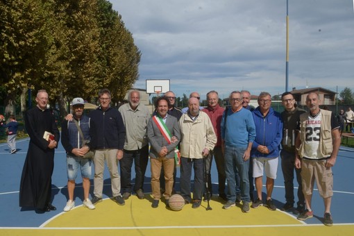 Cameri: inaugurato il rinnovato campetto da basket di via Ticino