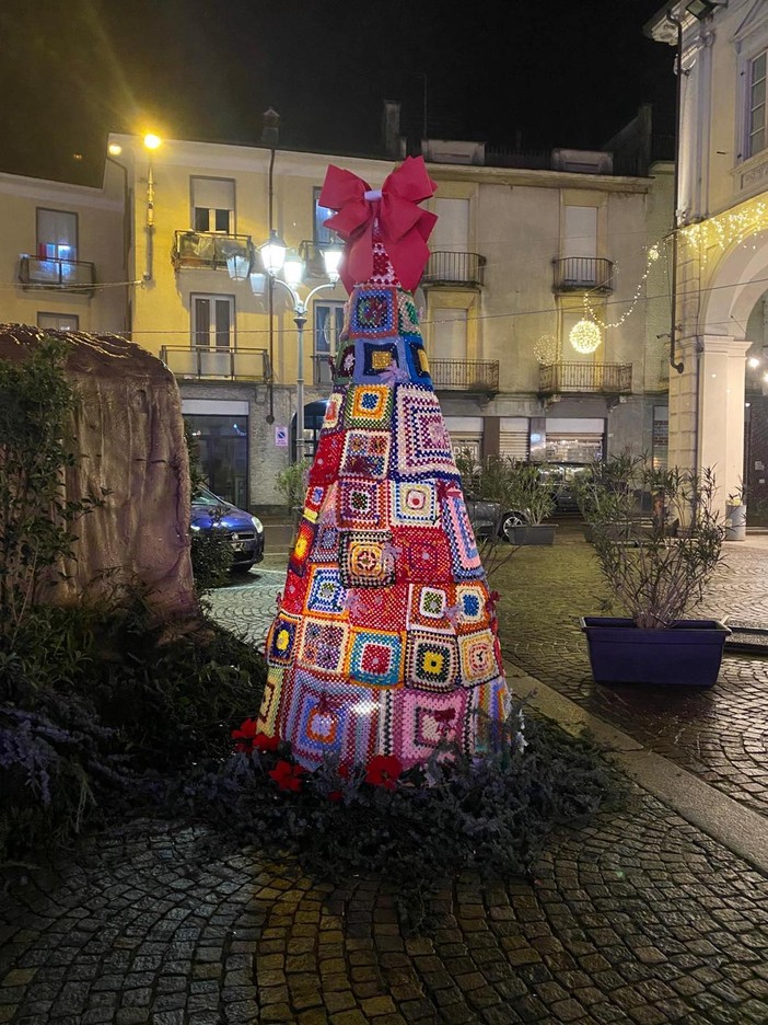 'L'albero del cuore' a Trecate raccoglie 50 pacchi per chi si trova in difficoltà