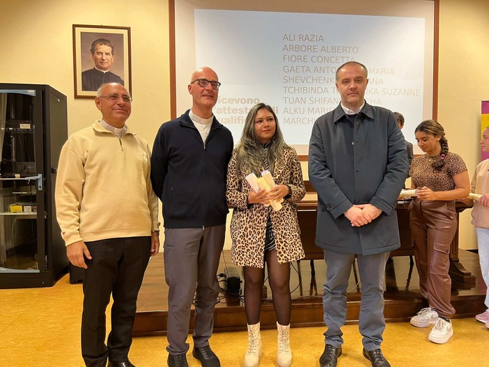 Federico Binatti premia i giovani chef del corso di qualifica al “San Lorenzo”. FOTO