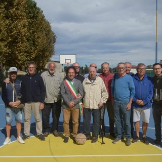 Cameri: inaugurato il rinnovato campetto da basket di via Ticino