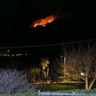 Fiamme sopra il Lago d’Orta tra Miasino e Pettenasco