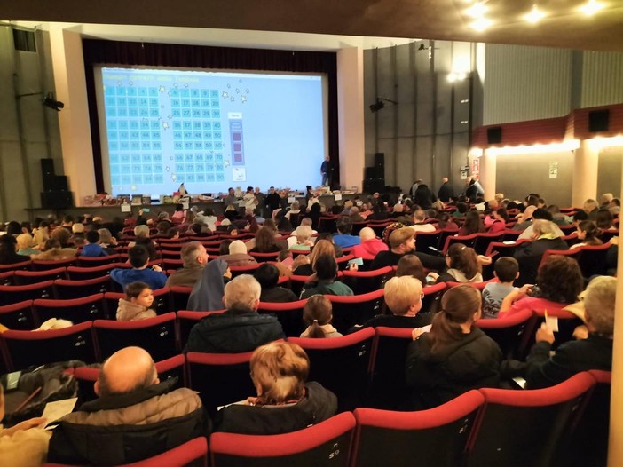 Grande partecipazione alla Tombolata di Epifania: oltre 250 partecipanti al Teatro Silvio Pellico