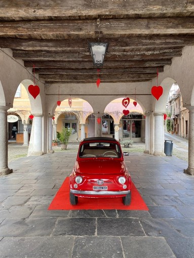 &quot;OrtAmore&quot; conquista il cuore di Orta San Giulio: Un'iniziativa che celebra il fascino del borgo lacustre