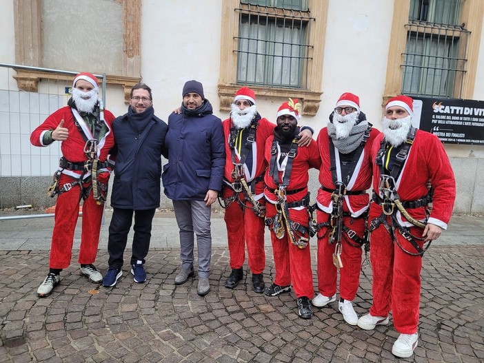 Spettacolo natalizio a Novara: Babbo Natale acrobatico arriva dal cielo