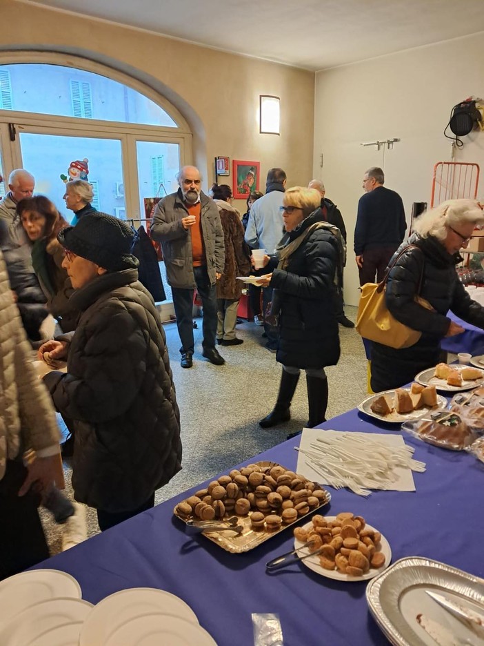 Scambio di auguri natalizi dell’ute alla biblioteca civica di Trecate