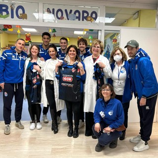 Il Novara calcio porta un sorriso ai piccoli pazienti dell’ospedale