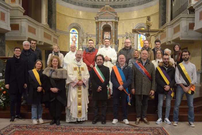 Don Massimo Martinoli celebra 10 anni di parrocchia a Cameri