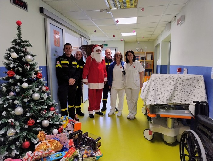 Babbo Natale e i vigili del fuoco portano gioia ai piccoli pazienti dell’ospedale di Borgomanero