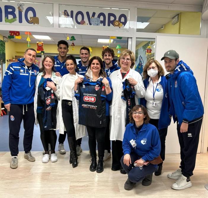 Il Novara calcio porta un sorriso ai piccoli pazienti dell’ospedale