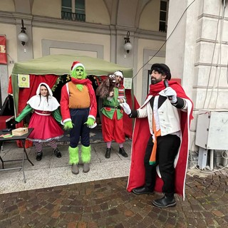 Numerosi bambini Trecatesi visitano la casa del Grinch a Piazza Cavour