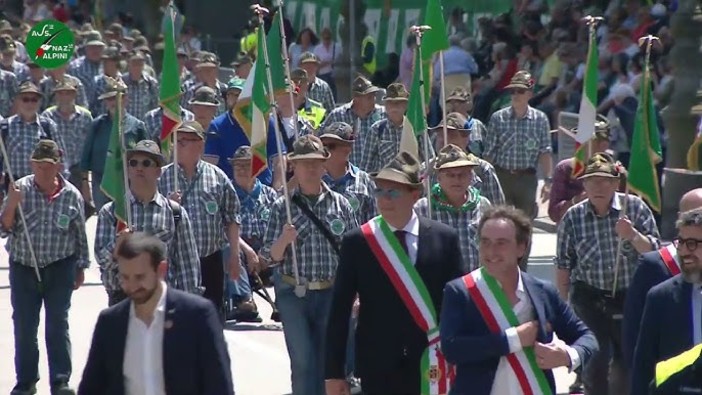 Adunata nazionale alpini: nella sfilata finale posto d’onore per Novara e Vco