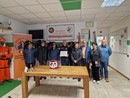 Un nuovo defibrillatore per la squadra Aib Bellinzago grazie all'Associazione Bersaglieri