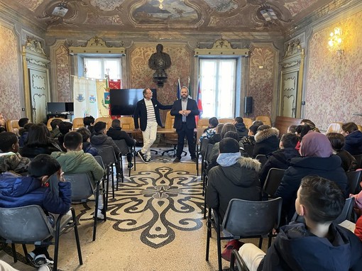 Delle classi della primaria &quot;Rodari&quot; in visita al comune di Trecate