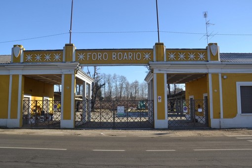 Borgomanero, al via i lavori di restauro al Foro Boario: messe in sicurezza le pensiline storiche FOTO