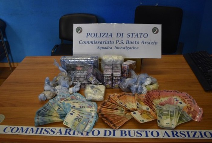 Polizia arresta tre spacciatori: sequestrati oltre 5 kg di droga, una dei fermati è novarese