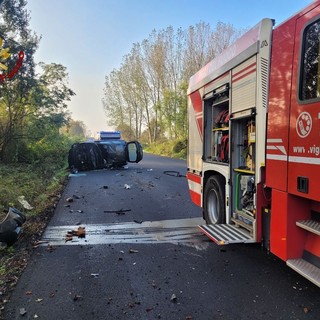 Incidente a Novara: un'auto ribaltata, il conducente incastrato tra le lamiere