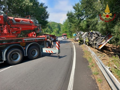 Camion si ribalta e prende fuoco a Borgo Ticino