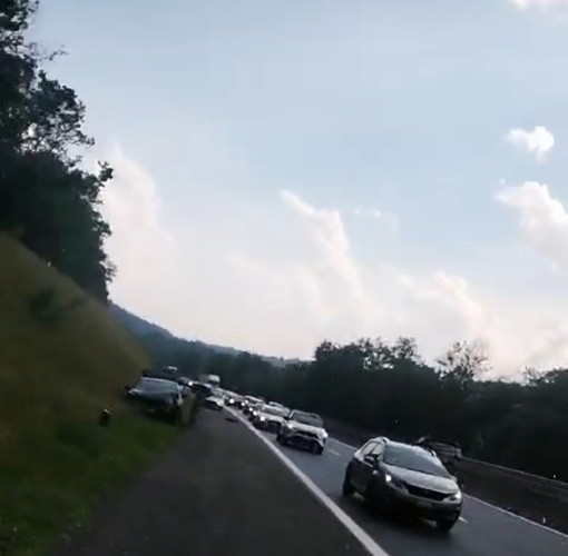 Incidente in autostrada, auto si ribalta in mezzo alla carreggiata