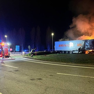 Incidente a Vicolungo: un camion si schianta sulla rotonda e prende fuoco