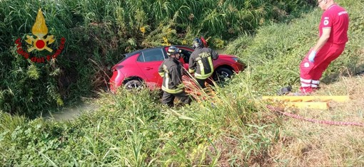 Incidente frontale sulla SP11: cinque feriti, due incastrati tra le lamiere