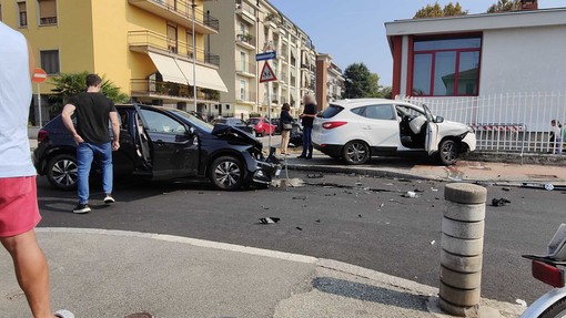 Scontro tra due auto nei pressi della scuola primaria e dell’infanzia Bottacchi