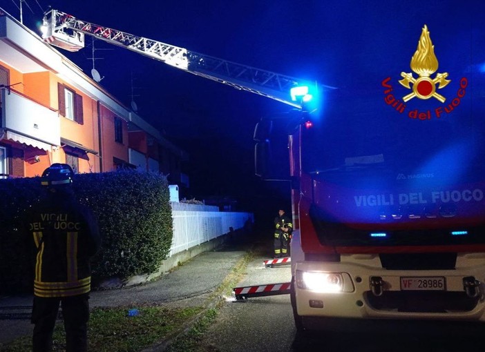 Galliate, incendio in garage nella notte: intervento dei vigili del fuoco