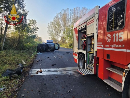 Incidente a Novara: un'auto ribaltata, il conducente incastrato tra le lamiere