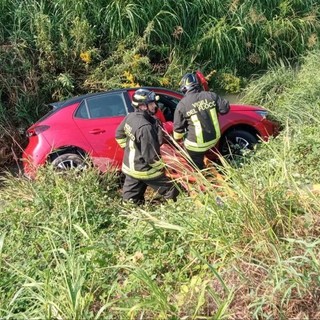 Incidente frontale sulla SP11: cinque feriti, due incastrati tra le lamiere