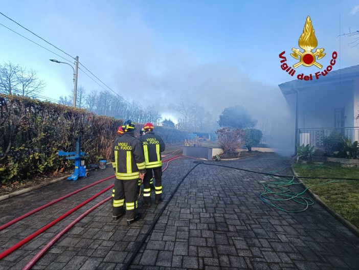 Incendio in uno scantinato ad Agrate Conturbia: villetta parzialmente inagibile FOTO