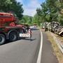 Camion si ribalta e prende fuoco a Borgo Ticino