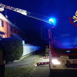 Galliate, incendio in garage nella notte: intervento dei vigili del fuoco