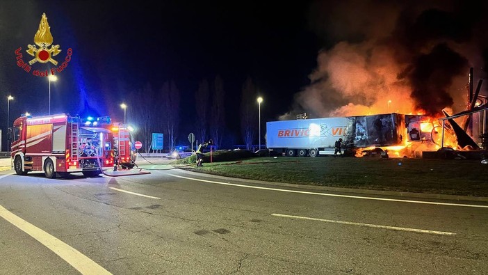 Incidente a Vicolungo: un camion si schianta sulla rotonda e prende fuoco