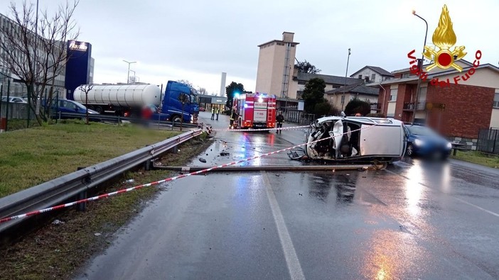 Novara: incidente stradale all'alba in Corso Vercelli, auto si ribalta