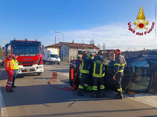 Scontro tra due auto ad Arona, tre persone coinvolte