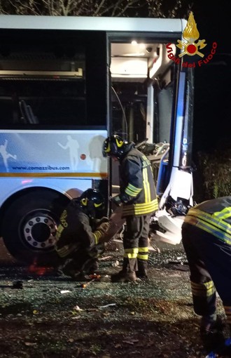 Incidente stradale a Miasino: scontro tra autobus di linea e auto