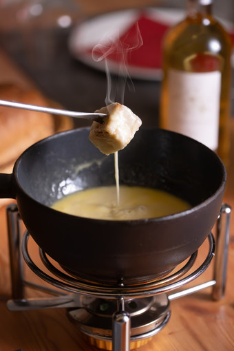 Raclette e fondue alla Stockalperturm di Gondo per una esperienza tipicamente svizzera