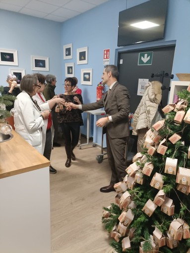 La magia del Natale in oncologia: creatività e desideri al day hospital di Borgomanero