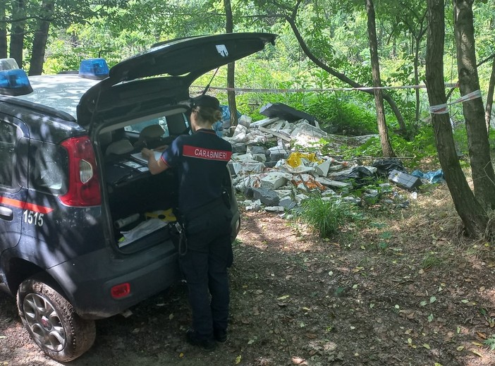 Denunciati per abbandono e gestione illecita di rifiuti: scoperte macerie edili in un bosco a Borgoticino