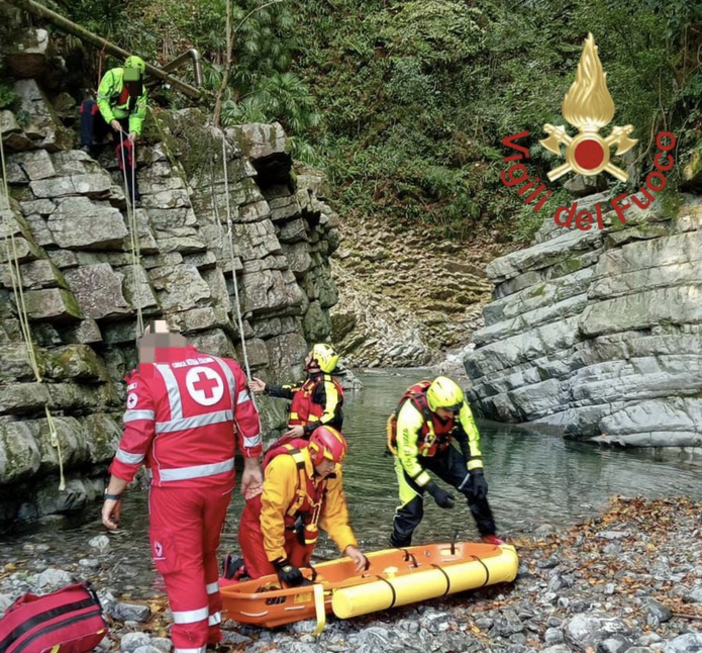 Nella foto le operazioni di recupero del 47enne dal corso d'acqua dove è precipitato