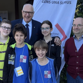 Nella foto: Novara u12 col presidente federale Maggi