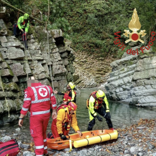 Nella foto le operazioni di recupero del 47enne dal corso d'acqua dove è precipitato