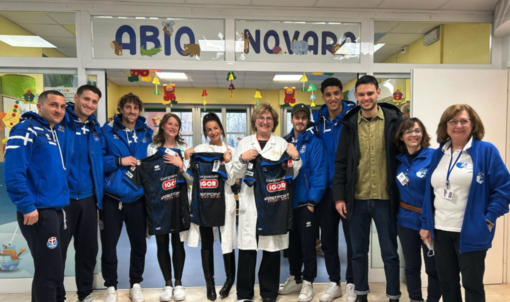 Un sorriso in corsia: gli azzurri del Novara fc in visita ai piccoli pazienti dell'ospedale